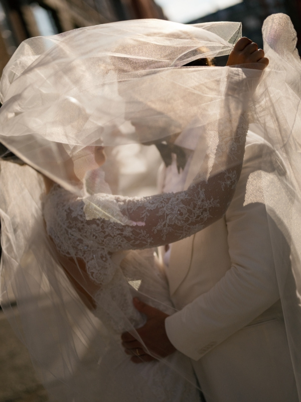The Wedding Poses Brides Are Saving Right Now