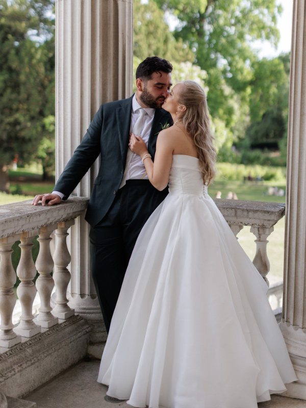 The Wedding Poses Brides Are Saving Right Now